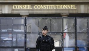 França valida lei que aumenta penas para crimes sexuais contra menores e muda consentimento para 15 anos