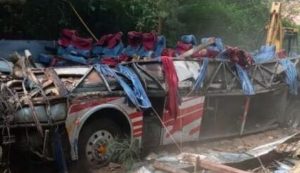 Queda de ônibus em barranco deixa 25 mortos no México