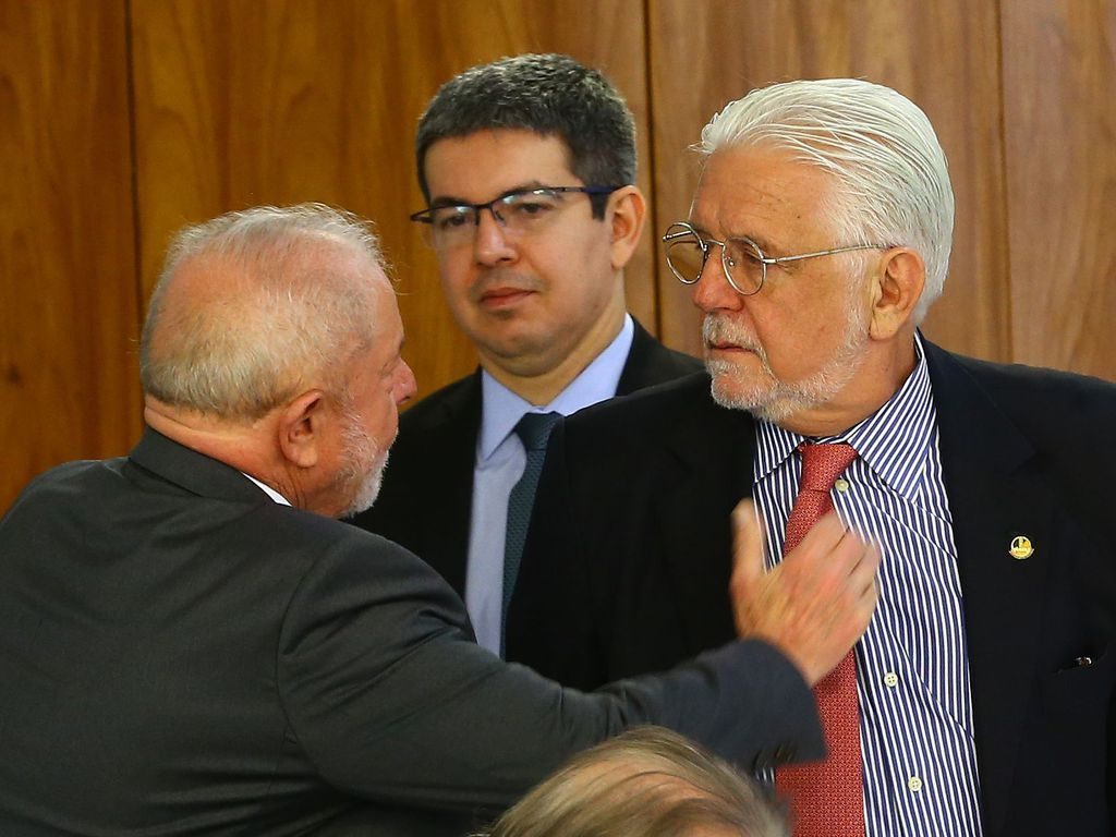 Líder do governo aponta mudança no discurso de Lula sobre eleição de 2026: ‘Está recolocando a candidatura’