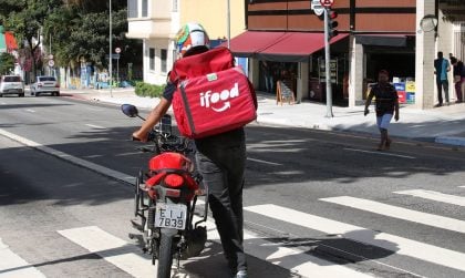 ‘Quer cooptar?’: iFood envia roteiros de vídeos e ‘brindes’ para entregadores influencers