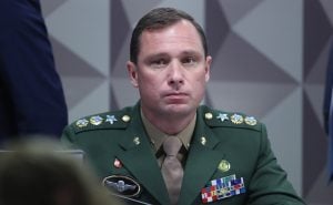 Mauro Cid perde função no Exército, mas mantém salário de oficial superior