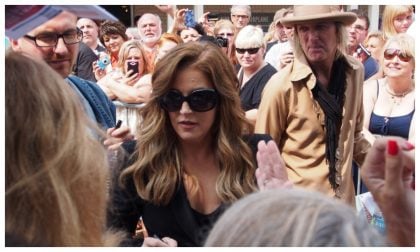 Lisa Marie, filha de Elvis Presley, morreu por complicações de cirurgia para emagrecer, diz laudo
