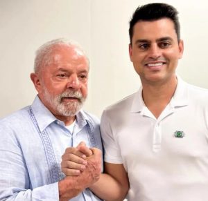 Cúpula do PL abre processo para expulsar deputado que 'fez o L' em foto com ministros de Lula