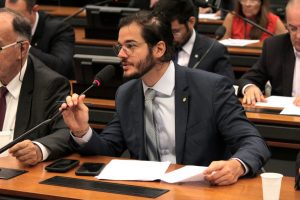 Em meio a operação da PF, deputado busca assinaturas para lançar 'CPI das Joias'