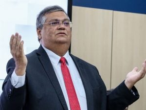 Dino ironiza silêncio de Bolsonaro e Michelle em depoimento sobre joias na PF