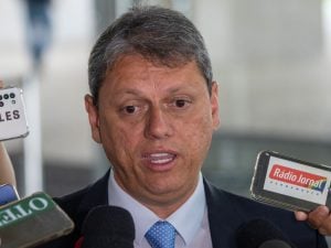 Tarcísio muda o discurso e sugere ampliar o uso de câmeras pela PM paulista