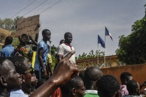 Países europeus começam a retirar cidadãos do Níger após golpe de Estado