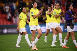 Brasil enfrenta Jamaica precisando de vitória para chegar às oitavas