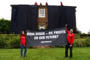 Ativistas ambientais protestam na residência do primeiro-ministro britânico