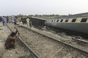 Paquistão investiga acidente de trem que deixou 34 mortos