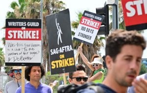 Roteiristas de Hollywood concordam em encerrar greve e retornar ao trabalho