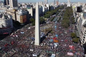 Centenas marcham por justiça após a morte de manifestante detido na Argentina