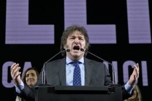 FMI liga para Milei, dólar paralelo dispara e peronistas pedem autocrítica: a Argentina 48 horas após as primárias