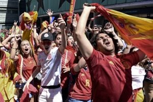 Na Espanha, torcedores comemoram a conquista da primeira Copa feminina