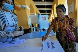 Guatemaltecos votam em uma eleição crucial para a democracia