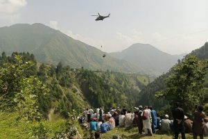 Com helicóptero e tirolesa, soldados resgatam oito pessoas de teleférico no Paquistão