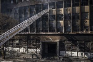 Incêndio em edifício de Johannesburgo deixa mais de 70 mortos