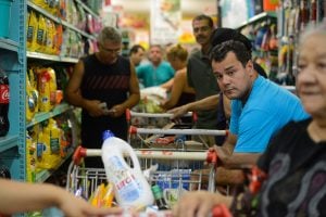 Com programas sociais e reajuste do mínimo, consumo cresce no bimestre