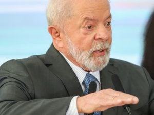 Aplicativos não serão obrigados a assinar carteira dos entregadores, diz Lula