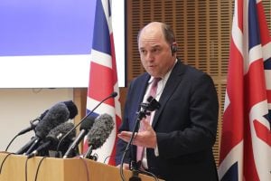 Ministro britânico da Defesa pede demissão