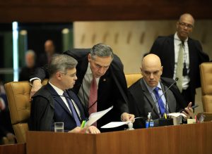 ‘Se vossa excelência ler minha tese, verá que é muito clara’, diz Moraes a Barroso sobre o Marco Temporal