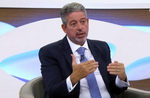 Cargo de Padilha no governo tem prazo de validade, diz Lira no Roda Viva