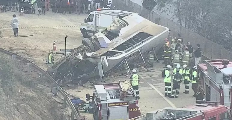 Ônibus com torcedores do Corinthians sofre acidente em BH e deixa ao menos 7 mortos