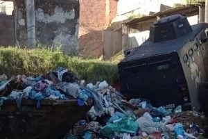 Blindado da PM tenta subir ladeira, derrapa e tomba em lixão no Rio durante operação