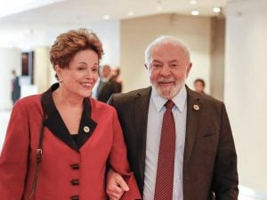 Parlamentares apresentam projeto de 'reparação' a Dilma: 'Reconhecimento do golpe'