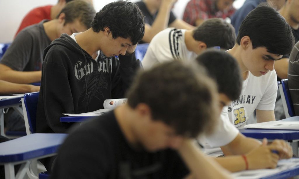 Novo Ensino Médio deve ter aumento de carga horária e redução de itinerários formativos, propõe MEC