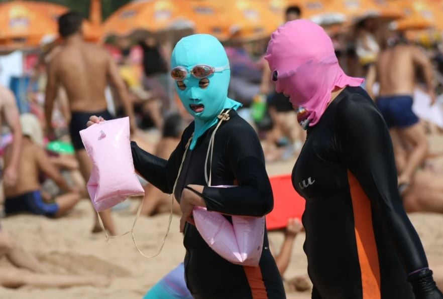 O ‘facekini’ é engraçado – mas só até você descobrir qual a temperatura do ar e do solo