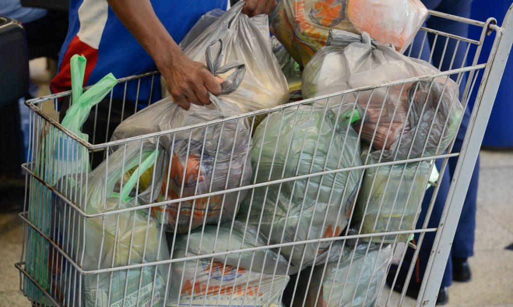 Em julho, cesta básica ficou mais barata em 13 capitais; veja quais