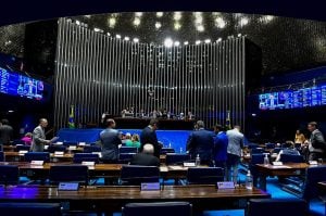 Senado aprova MP com aumento do salário mínimo e correção do IR