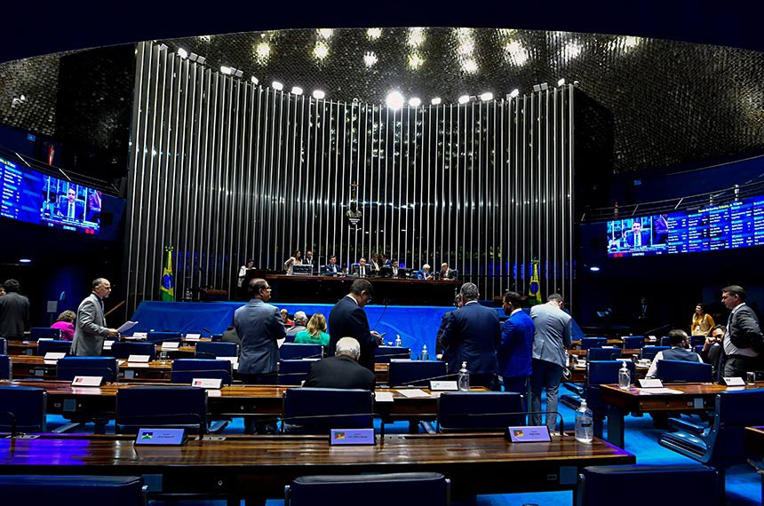 Senado aprova MP que concede reajuste de 9% a servidores federais