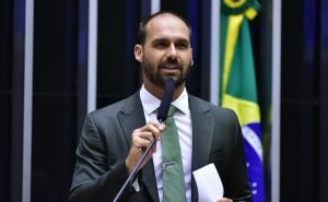 Sindicato de delegados processa Eduardo Bolsonaro por chamar PF de ‘cachorrinhos do Moraes’
