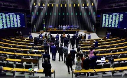 Câmara aprova MP com aumento do salário mínimo e correção do Imposto de Renda