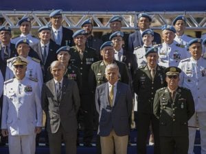 Dino discorda de recuo em PEC e defende proibir militares em ministérios