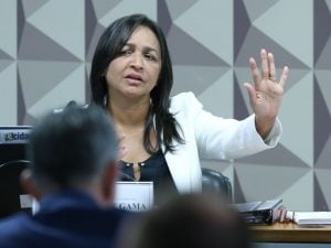 Relatora diz que CPMI estuda pedir acareação entre Bolsonaro e Mauro Cid