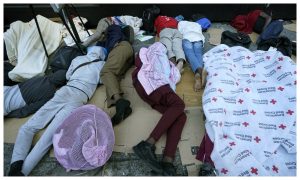 Centenas de imigrantes dormem na rua à espera de alojamento em Nova York