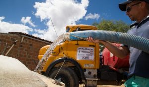 Juiz determina retomada urgente de programa extinto por Bolsonaro que distribuia água a 1,6 mi no Nordeste