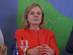 Banco Central ‘sabota’ o País, diz Gleisi