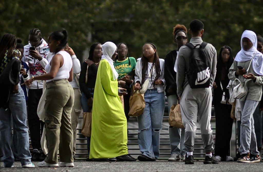 Escolas na França impedem acesso de dezenas de jovens muçulmanas por uso do abaya