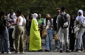 Escolas na França impedem acesso de dezenas de jovens muçulmanas por uso do abaya