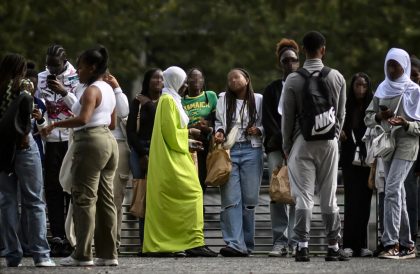 Escolas na França impedem acesso de dezenas de jovens muçulmanas por uso do abaya