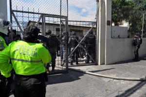 Presos mantêm 57 guardas e policiais reféns no Equador