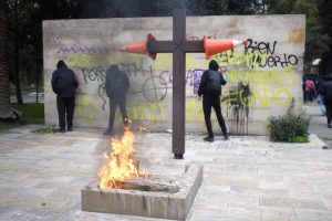 Grupo vandaliza área do Palácio de La Moneda em dia de marcha pelos 50 anos do golpe no Chile