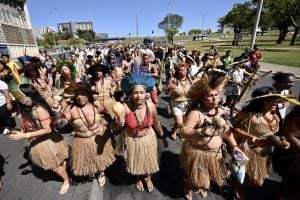 Milhares de mulheres indígenas marcham em Brasília contra o Marco Temporal