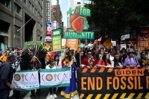 Milhares de pessoas pedem em Nova York o fim dos combustíveis fósseis