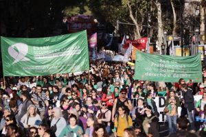 Milhares vão às ruas na Argentina para defender o aborto legal e alertar sobre o ‘risco Milei’