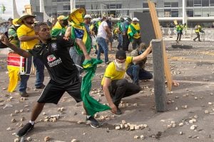 Entenda o que é um crime multitudinário, peça-chave no julgamento sobre o 8 de Janeiro